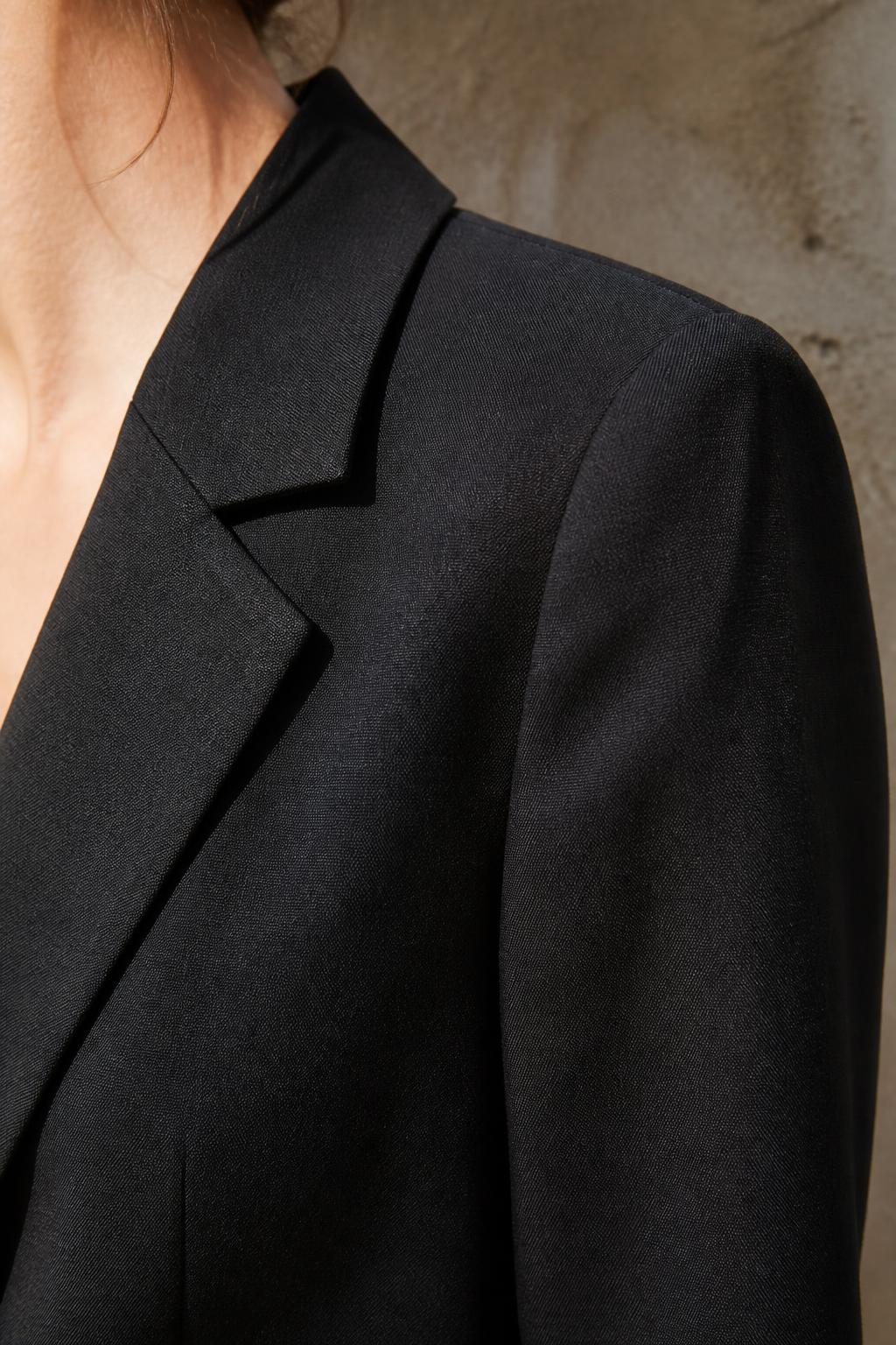 Close-up of the soft unpadded shoulder